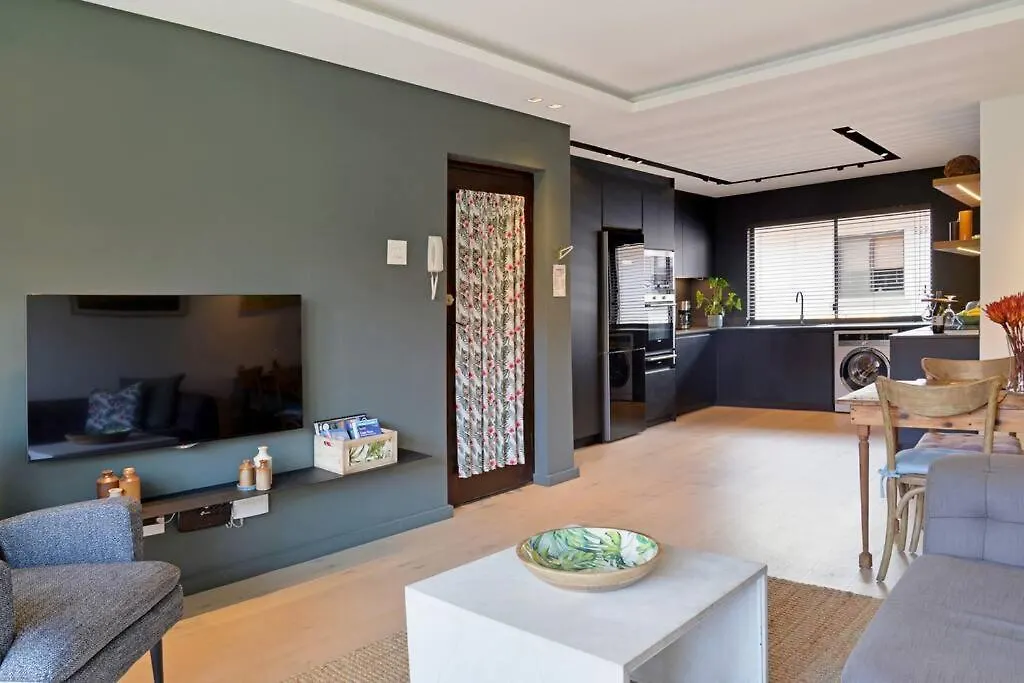 Chic Urban Escape: 2 Bedroom 2 Bath, Near Table Mountain ケープタウン 0*,  南アフリカ